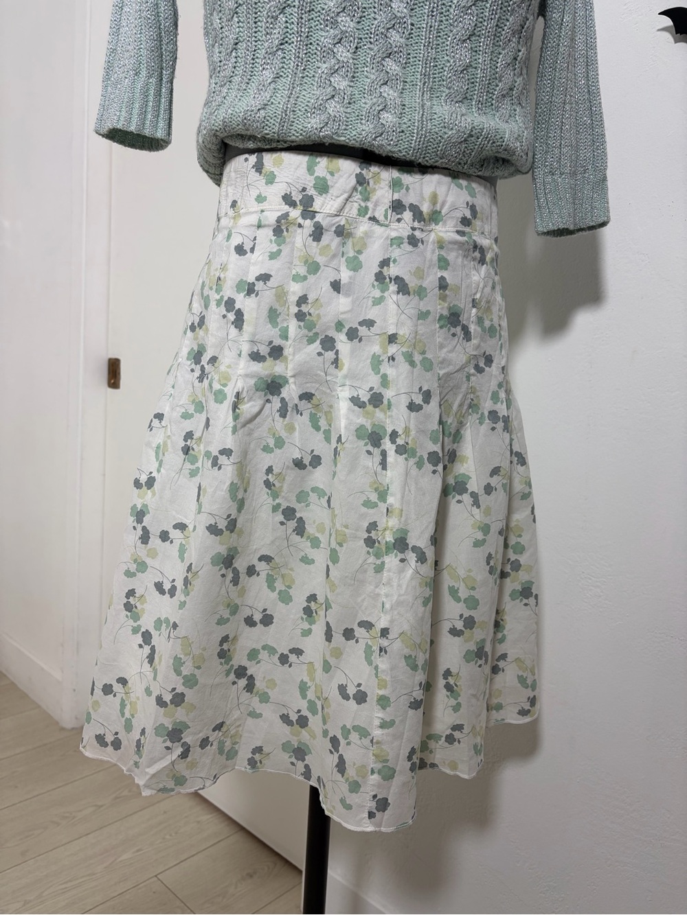 American Eagle Outfitters 100% Cotton White Skirt with Green Floral Print